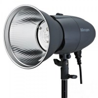 Студийная вспышка Mircopro MQ-200S. Импульсная, с рефлекторм. Поддерживает высокую скорость перезаряда. Моделирующая лампа позволяет точно выстраивать световой рисунок и легче фокусироваться при съемке в полной темноте.